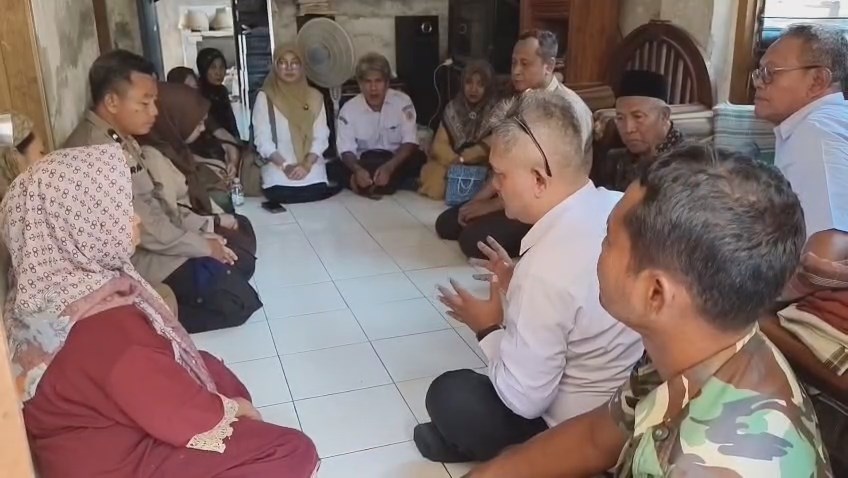 Suasana duka menyelimuti rumah Ali dan Masni di Desa Japura Lor, Kabupaten Cirebon, Rabu siang. Selama sepekan, orang tua Reyhan, siswa kelas dua SMKN 1 Mundu, diliputi kecemasan setelah putranya dilaporkan terjatuh dan hilang di perairan Selat Makassar (Foto : Darfan)