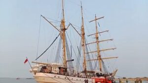 Kapal Layar Legendaris KRI Dewaruci Bersandar di Pelabuhan Cirebon (Foto : Darfan)