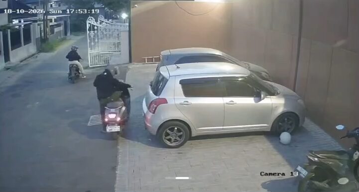 Rekaman kamera CCTV memperlihatkan dua orang yang diduga terlibat dalam pencurian sepeda motor di halaman Lisbon Padel Club, Kecamatan Kedawung (Tangkapan Layar)