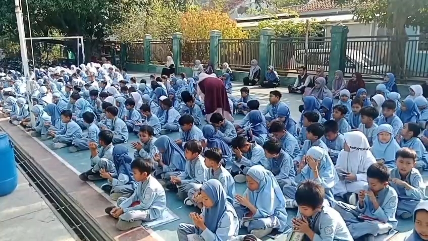 Doa Bersama Siswa Korban MBG, 30 Siswa dan 4 Guru Masih Dirawat