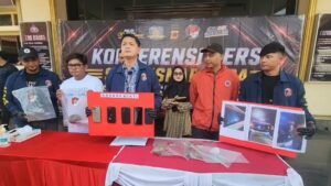 Polisi menangkap lima orang yang diduga terlibat dalam aksi pelemparan bus rombongan suporter Persija Jakarta di Tol Palimanan-Kanci (Palikanci), Kabupaten Cirebon (Foto : Darfan)