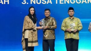 Wakil Gubernur Jawa Barat Erwan Setiawan menerima langsung penghargaan tersebut dari Menteri Pariwisata RI Widiyanti Putri Wardhana (foto: doc Pemprov Jabar)