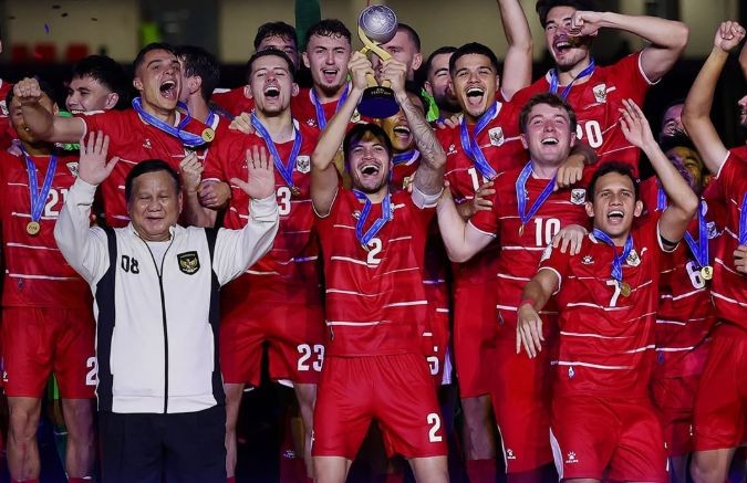 Selebrasi para penggawa Timnas Indonesia usai memastikan gelar juara FIFA ASEAN Cup 2026 dengan mengalahkan Thailand lewat adu penalti di Stadion Utama Gelora Bung Karno, Jakarta, Senin (5/10/2026) malam. (Foto: Dok. FIFA)